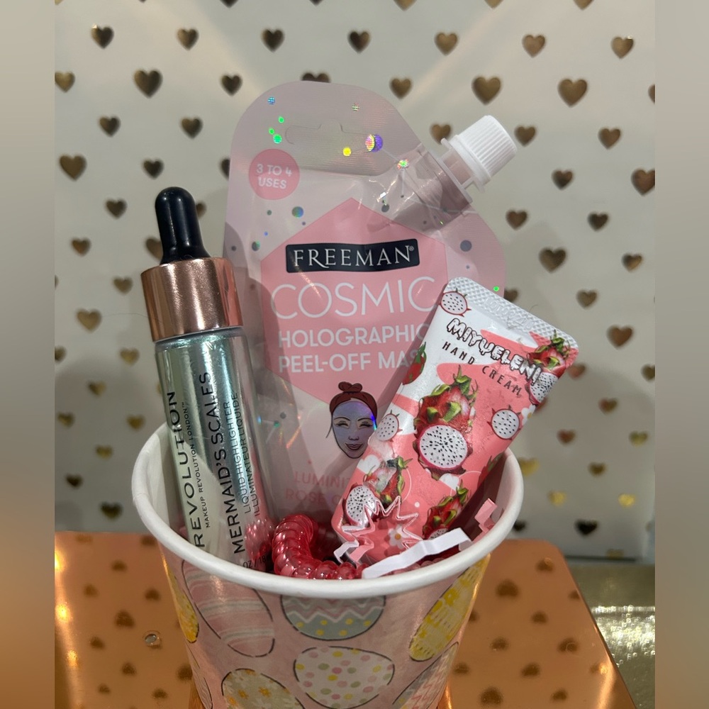 Beauty Skincare Bundle Freeman Mask + Revolution Highlighter + Hand Cream (NEW)